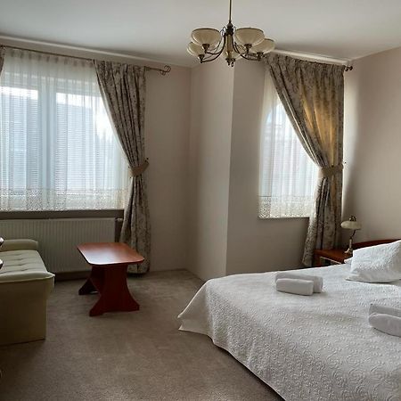 Hotel Alexandra Pobiedziska Buitenkant foto