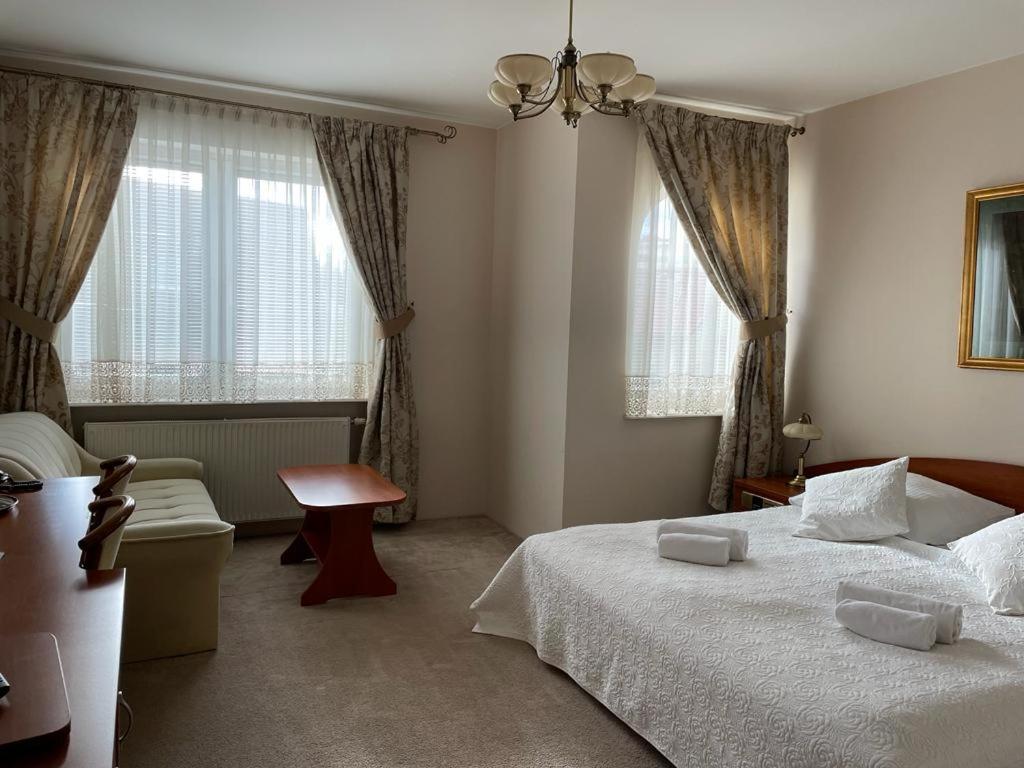 Hotel Alexandra Pobiedziska Buitenkant foto