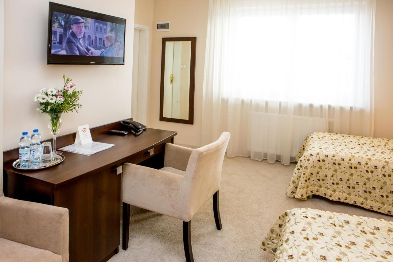 Hotel Alexandra Pobiedziska Buitenkant foto