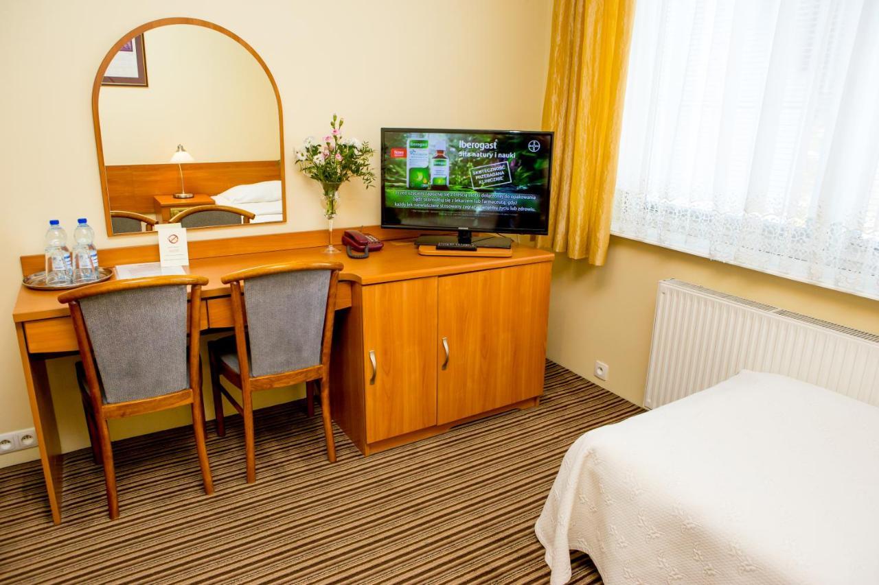 Hotel Alexandra Pobiedziska Buitenkant foto
