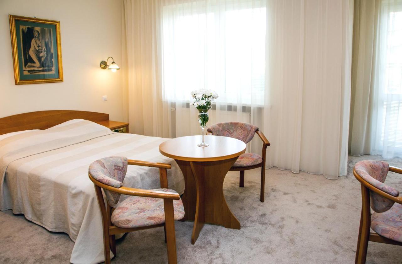 Hotel Alexandra Pobiedziska Buitenkant foto